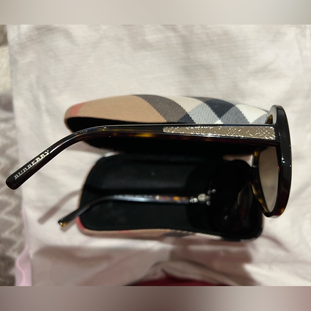 Burberry Round Sunglasses - Vintage - RARE with Case 🤩